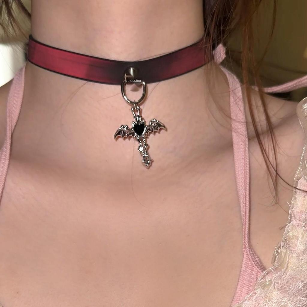 Chique Pittige Meisje Leren Bel Choker Ketting – Uniek Minderheidsontwerp