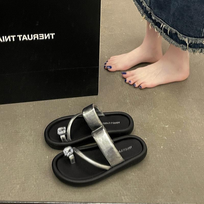 Fashion tribe Internet celebrity rhinestone cool slippers women's summer wear 2025 spring new one-word strap foot thick bottom drag