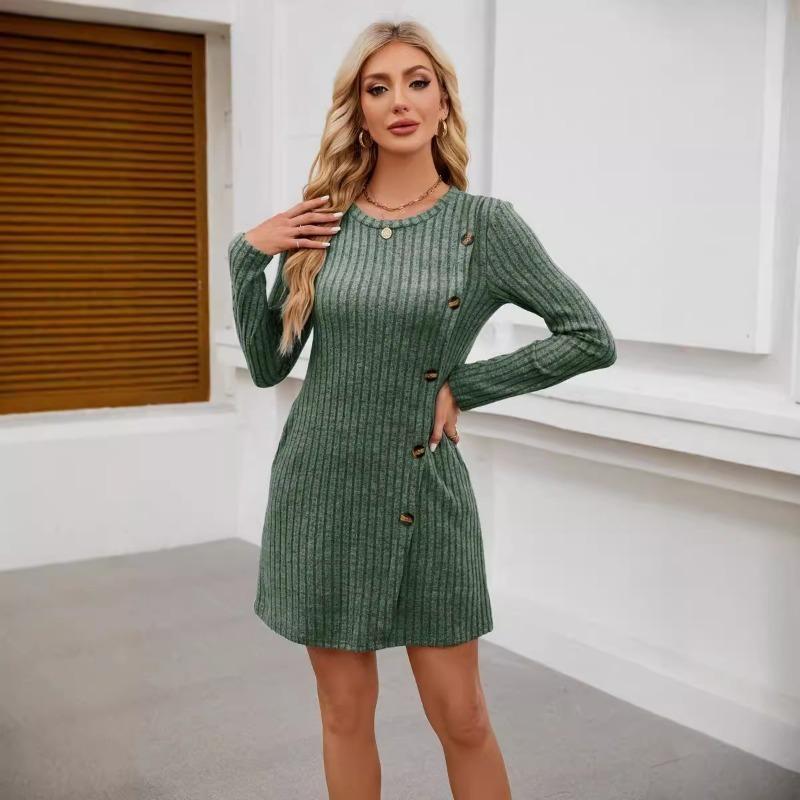 Rundhalskleid mit langen Ärmeln, Seitentaschen mit Knöpfen und einer gerafften Taille