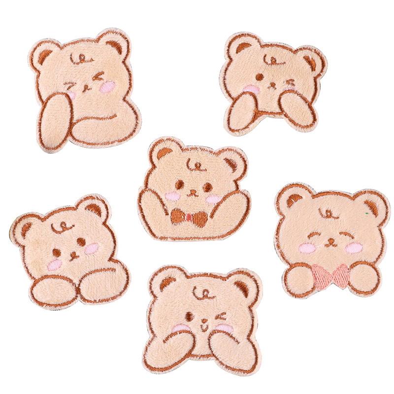Søt tegneseriebjørn Plysjbroderte lapper for klær Påsydd broderilapp Selvklebende/klistremerke Veske Sko Jeansdekorasjon