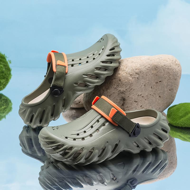 The star wears the same trendy brand hole shoes in summer, non-slip thick-soled beach shoes, light and breathable large-size sandals.