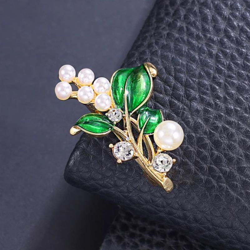 Fashion Plant Shaped Drip Oil Green Leaf Pearl Brooches for Women Clothing Coat Jewelry Accessories Gifts