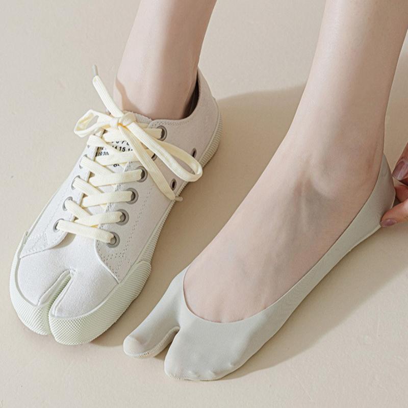 Women's Ice Silk Two Toe Invisible Socks Silicone Non-Slip Split Toe Boat Socks Thin Breathable Sweat Absorbing Summer No Show Socks