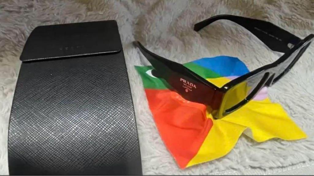 [ΜΕΤΑΧΕΙΡΙΣΜΕΝΑ] Αυθεντικά γυαλιά ηλίου με το λογότυπο σύμβολο της Prada (αρχείο) φορεμένο από τη Νίκη