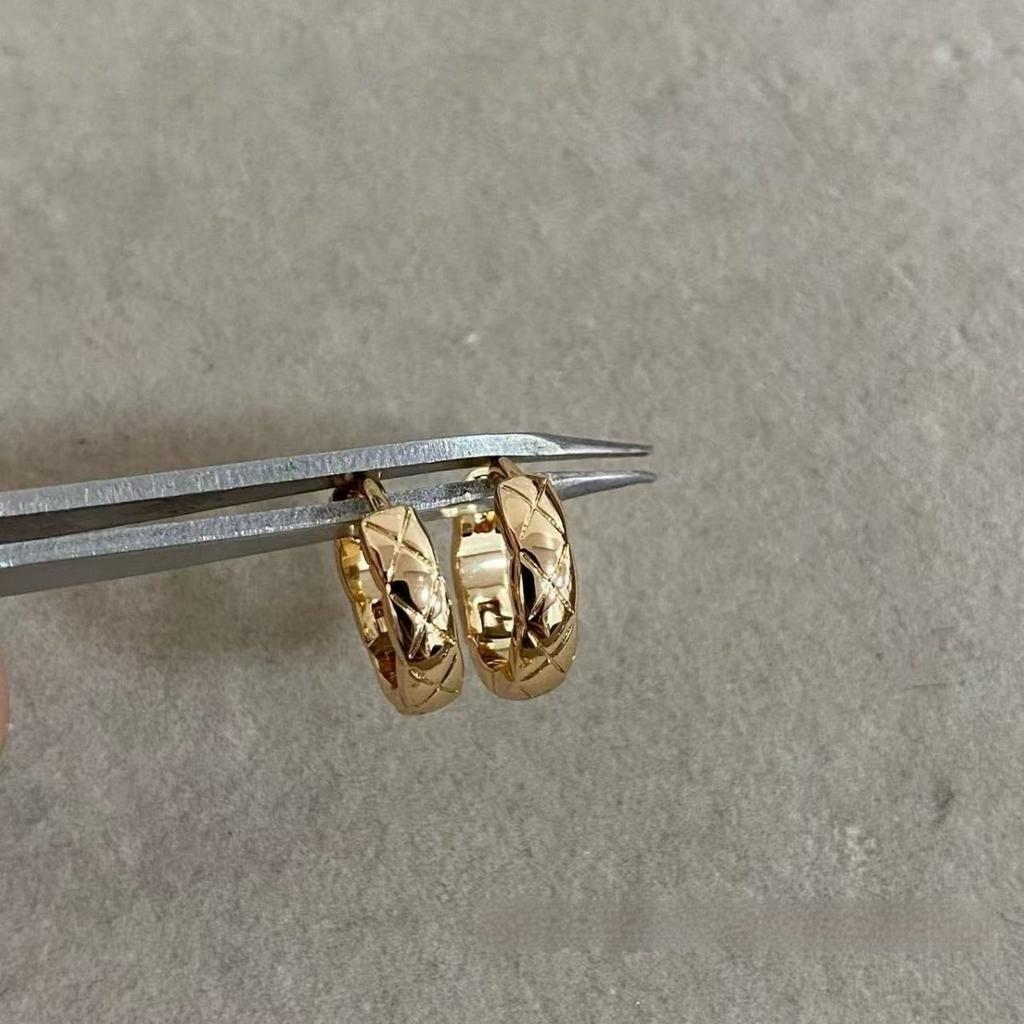 Kolczyki Rhombus V Gold Co Damskie Lekki Luksus Pierścionek Wysokiej Klasy Klamra do Ucha Nowe Kolczyki Temperament Niszowe Kolczyki