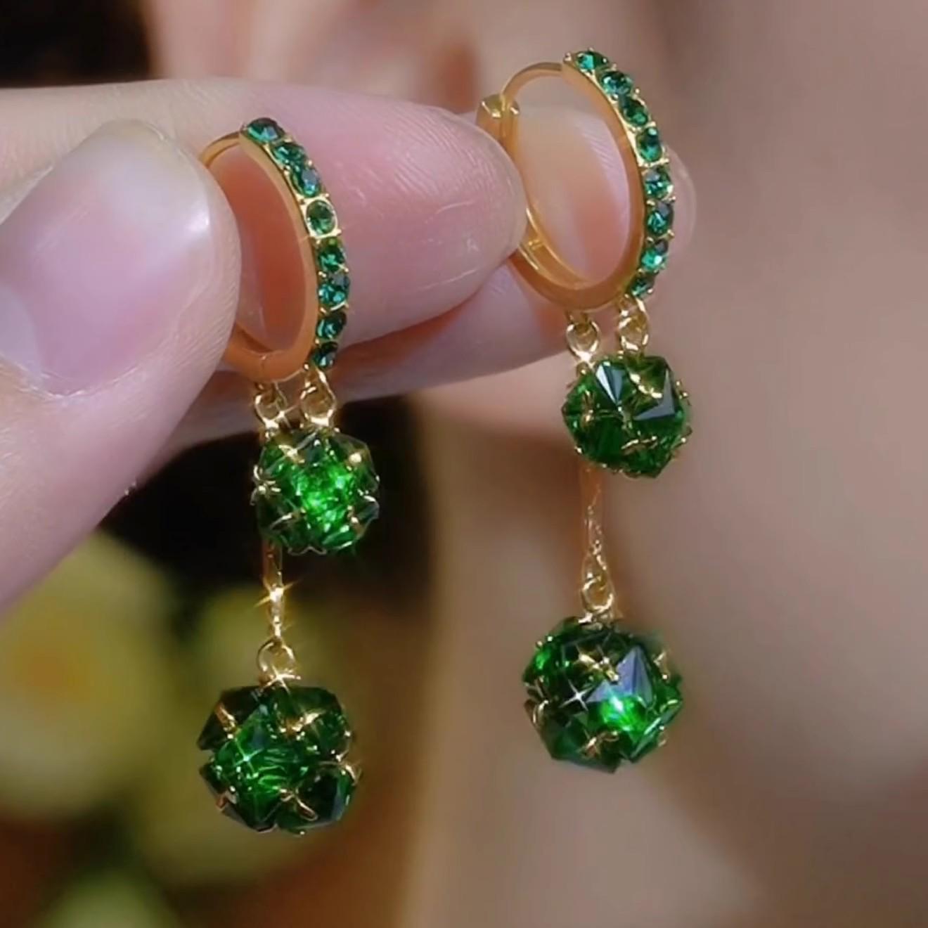 

Серьги-шарики из фиолетового циркония — элегантные, универсальные и стройнящие на весну/лето 2024 г.