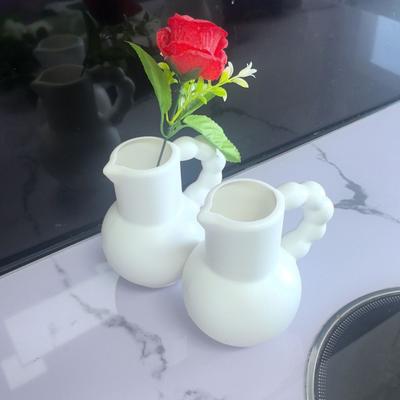Rustieke Vaas met Handvat Retro Imitatie Keramische Vaas Kruik Ontwerp Witte Decoratieve Plastic Vaas Hydroponische Kweekbak voor Boerderij Tafelstuk Huis