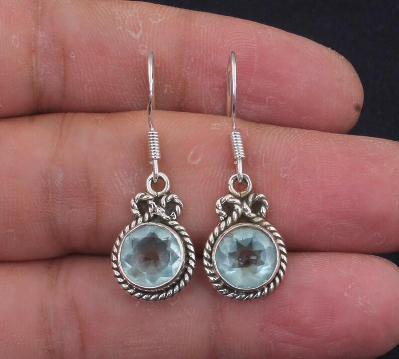 

Круглый драгоценный камень Голубой топаз Серебро 925 пробы Ручная работа Дизайнерские свисающие серьги Женский подарок для нее Эффектные украшения Серьги в стиле бохо