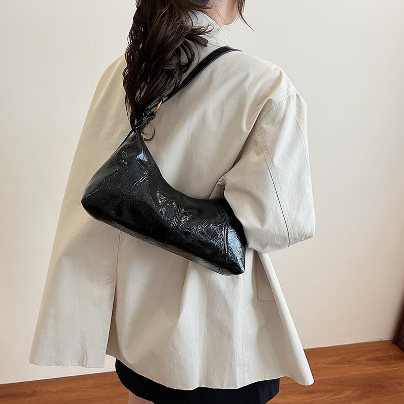 Korean niche croissant bag autumn and winter new girls high-end messenger bag daily commute armpit bag fashionable and versatile