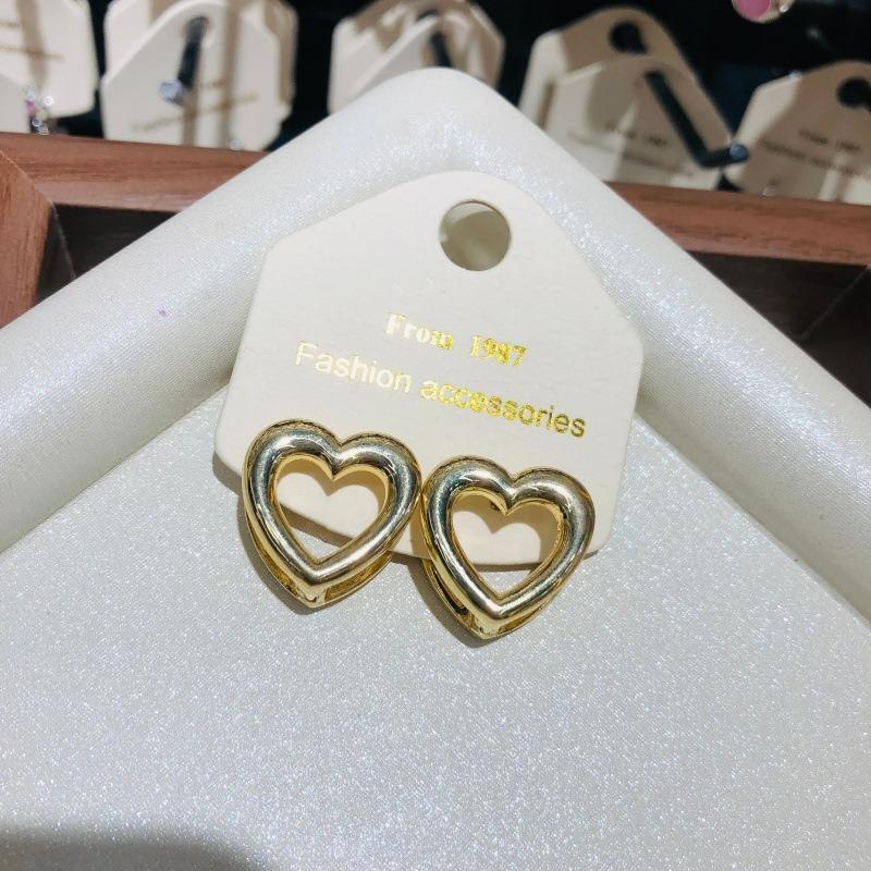 Metall Ohrringe mit hohl geschliffenem Herz für Damen Koreanische Mode Minimalistisch Geometrisch Liebe Ohrstecker Party Schmuck Geschenk
