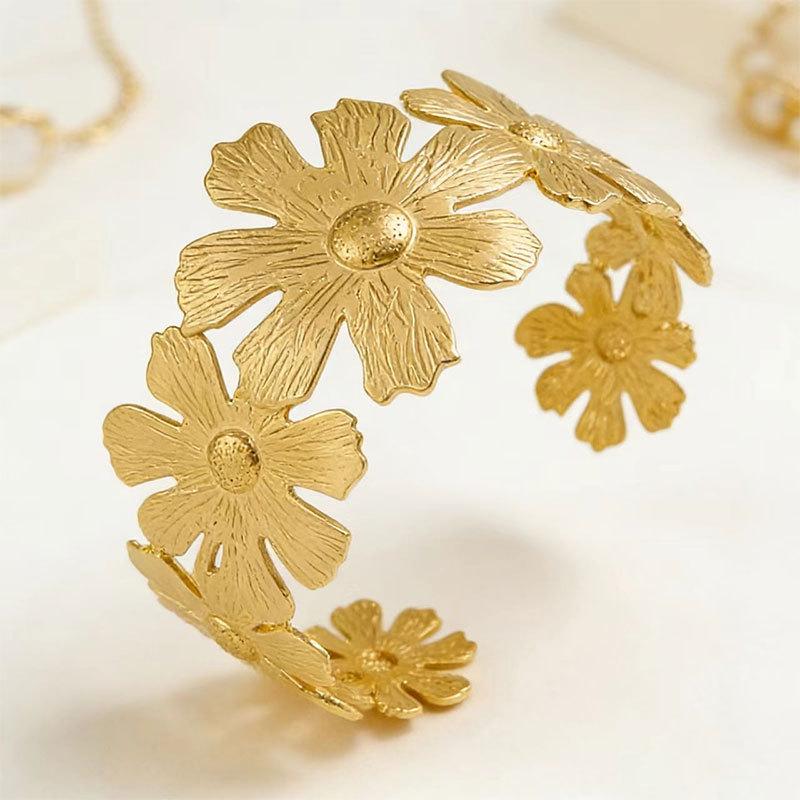 Exquisite Metal Flower Bracelet - Middle Eastern-Inspired Elegant Hand Jewelry