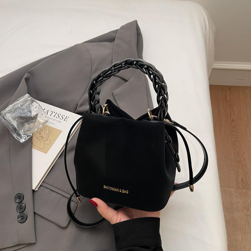 Niche high-value fashion bucket bag, winter trend women s crossbody niche shoulder bag