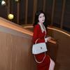 Promi-High-End-Kontrastfarben-Einreiher-Kleid Herbst und Winter Neues Temperament Strickkleid