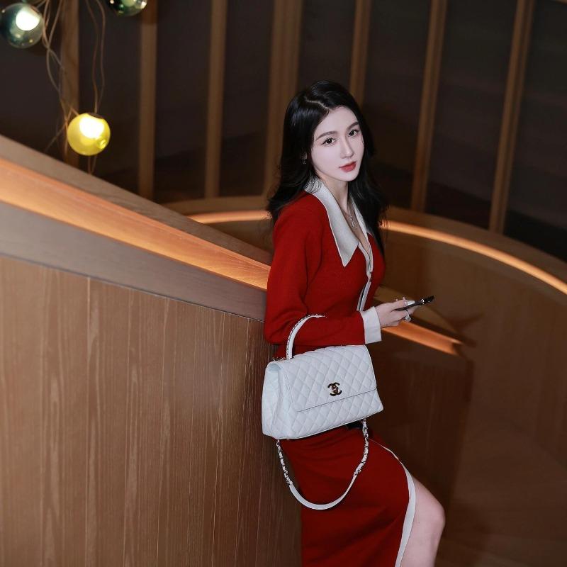 Promi-High-End-Kontrastfarben-Einreiher-Kleid Herbst und Winter Neues Temperament Strickkleid