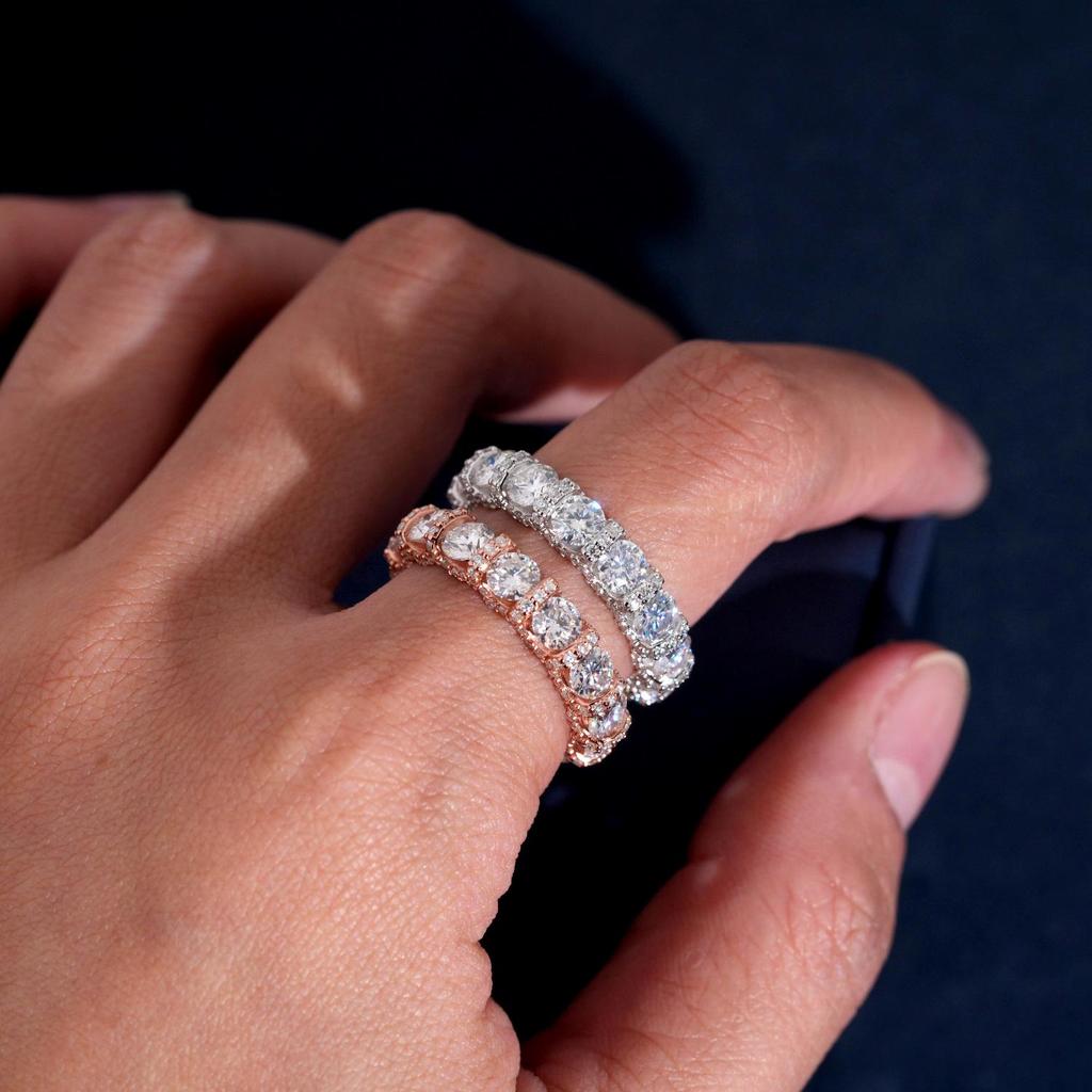 Elegant 4mm Round Moissanite Eternity Band in S925 Silver - Eye-Catching Commuter Style