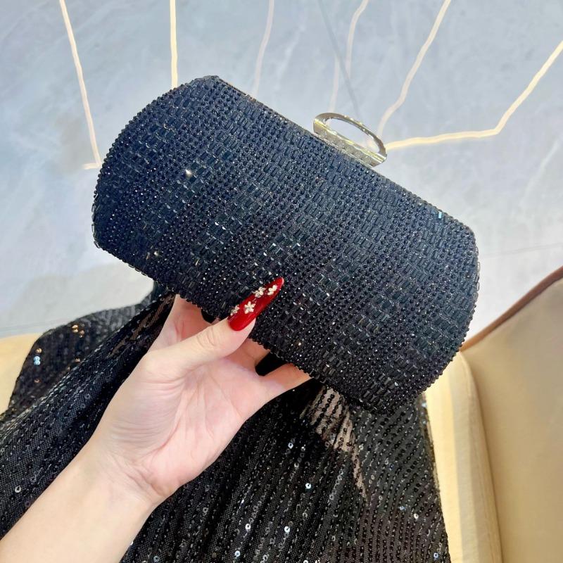 Malá kabelka je módní, elegantní a luxusní dámská kabelka pro společenskou dámu a večerní kabelka.