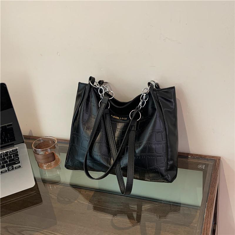 Fashionable Minimalist Large Capacity Tote Bag For Women Stylish Commuter Handbag For Spring 2024