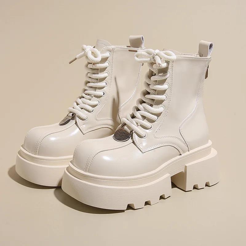 Белые короткие женские ботинки-трубы на толстом каблуке с боковой молнией — фото 8