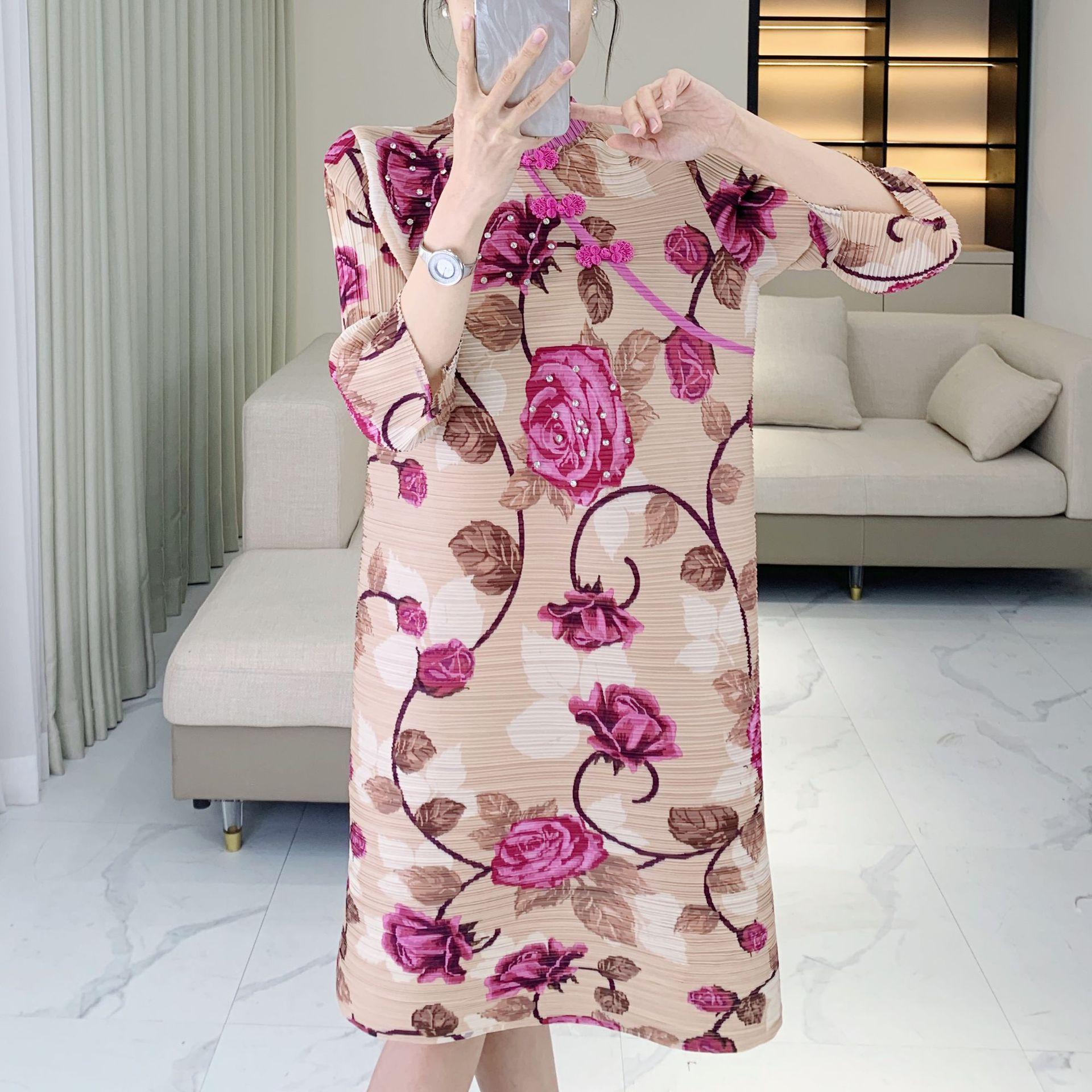 

2025 Early Spring French Print Loose High-End Mother s Dress with Frog Button and Pleated Skirt One Size (90-150 jin)