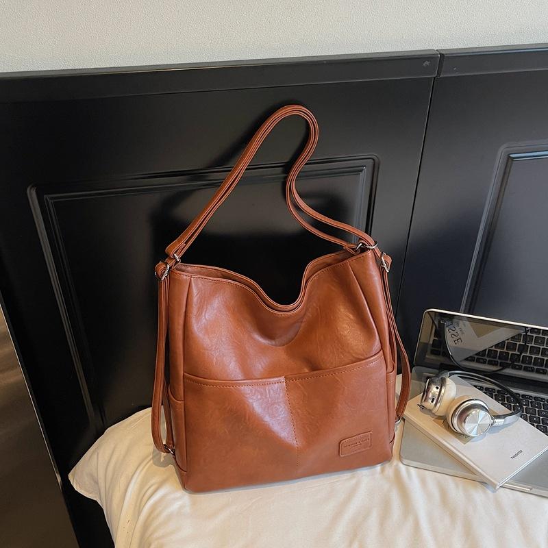 Commuter backpack women's 2025 autumn new high-value large-capacity shoulder bag popular retro foreign tote bag