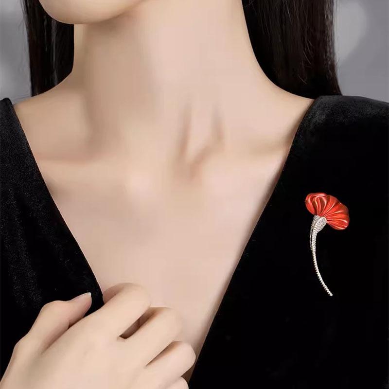 High-End Women's Retro Red Cockscomb Brooch - Luxury Design Pin Corsage Suit Accessory