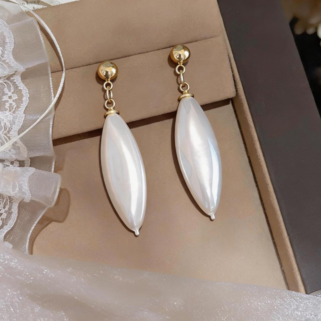 Soft Pearl Earrings with Diamond Shaped Pearl Earrings, Court Style Retro and Fashionable Earrings, with A Niche Temperament