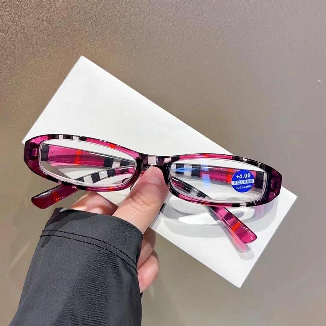 

Quality Classic Plaid Reading Glasses Portable Anti Blue Light Reading Glasses with Pen Holder Glasses Case Men Women 1.5