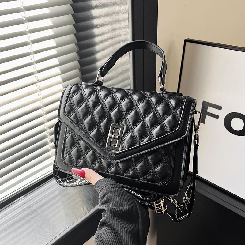 Высококачественная новая сумка с вышивкой в виде ромбовидной решетки модная сумка через плечо на сто дюймов чёрный 1983₽