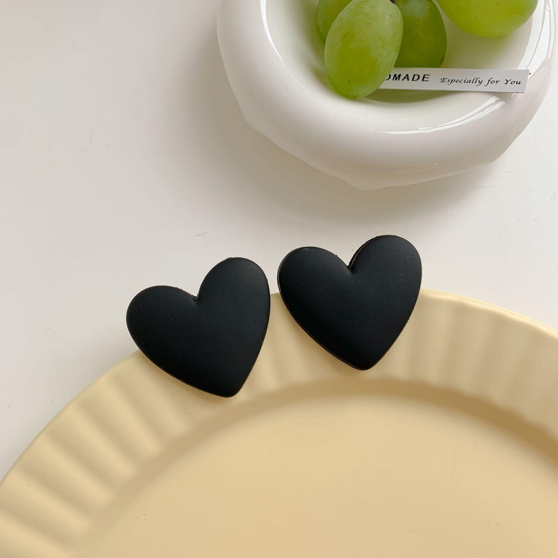 

Простые серьги в форме сердца конфетных цветов Модные и милые акриловые геометрические серьги в форме сердца с напылением Серьги для девочек Black