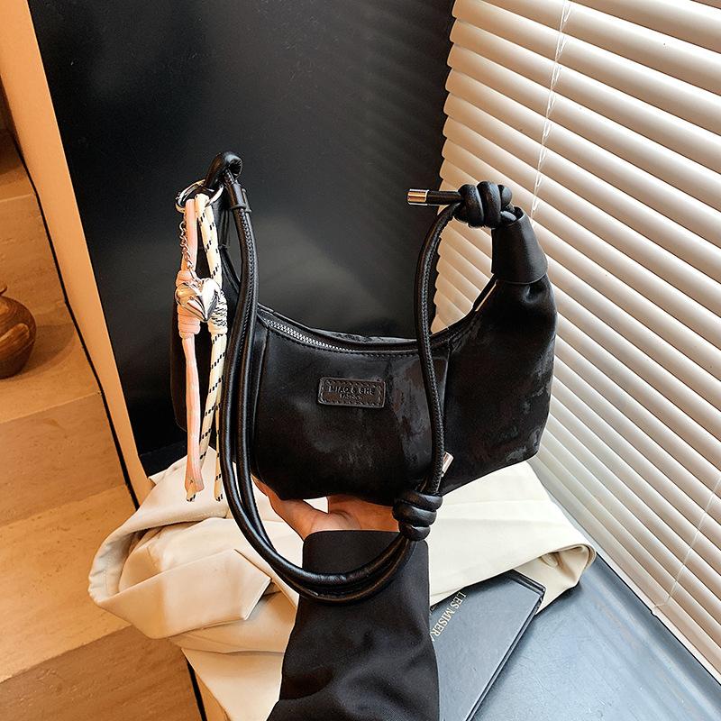 

Today s popular dumpling bag women s summer new casual versatile shoulder bag fashion commuter messenger bag чорний