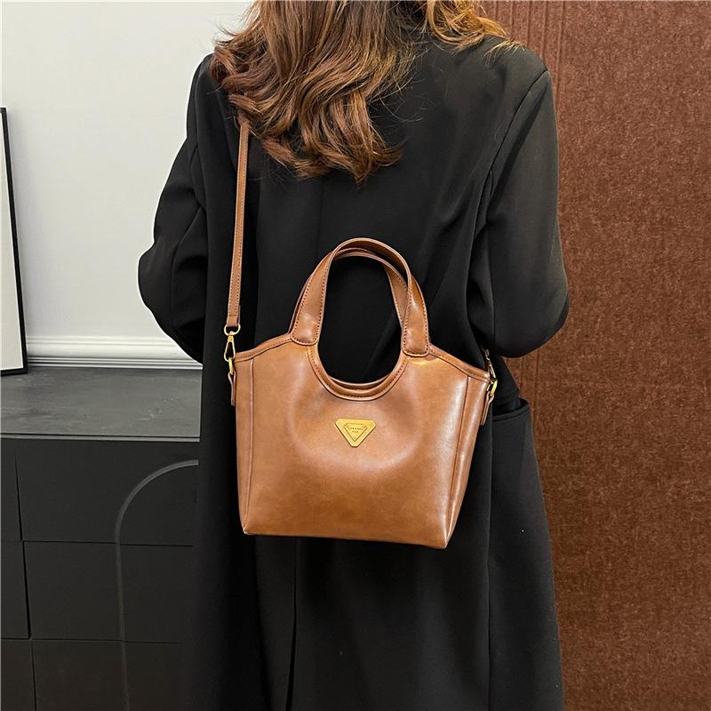 Fashion and Casual Versatile Hand Carrying Bucket Bag Women's 2025 Autumn and Winter New Niche Simple High-end Shoulder Messenger Bag