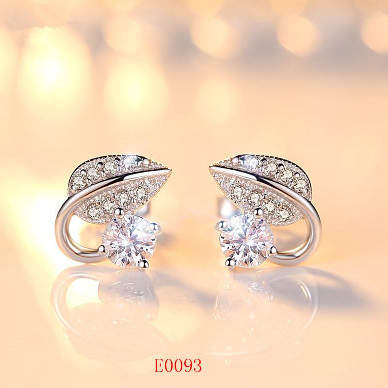 2026 New Korean Version Design Women's Zircon Light Luxury High-end Niche Earrings Temperament Four-leaf Clover Sweet and Cool Stud Earrings Jewelry