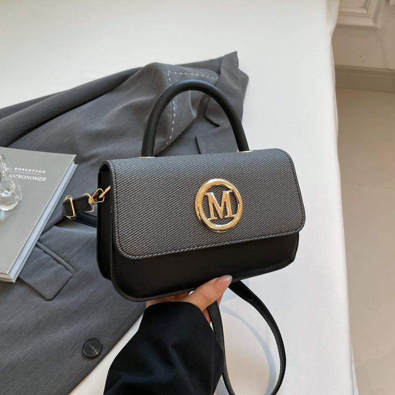

Popular portable small square bag spring and summer new fashion retro letter shoulder messenger bag чёрный