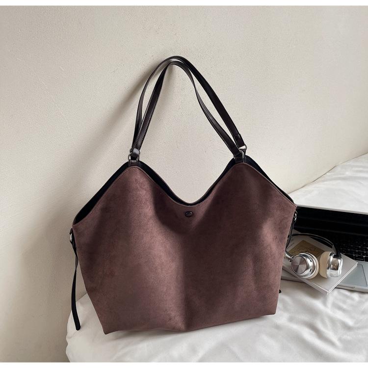 

Fashion design big bag women s 2025 new retro niche design tote bag large capacity commuter shoulder bag tide темно-коричневого