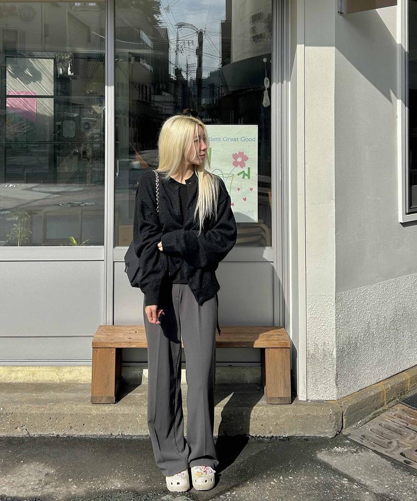 GNOK Wool Round Neck Knit Cardigan [Black]