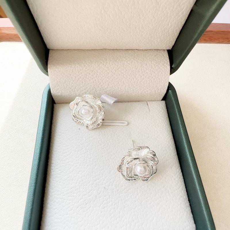 Geometric Stainless Steel Chunky Twist Metal Earrings Trendy Pearl Flower Stud Earring Everyday Statement Jewelry for Her