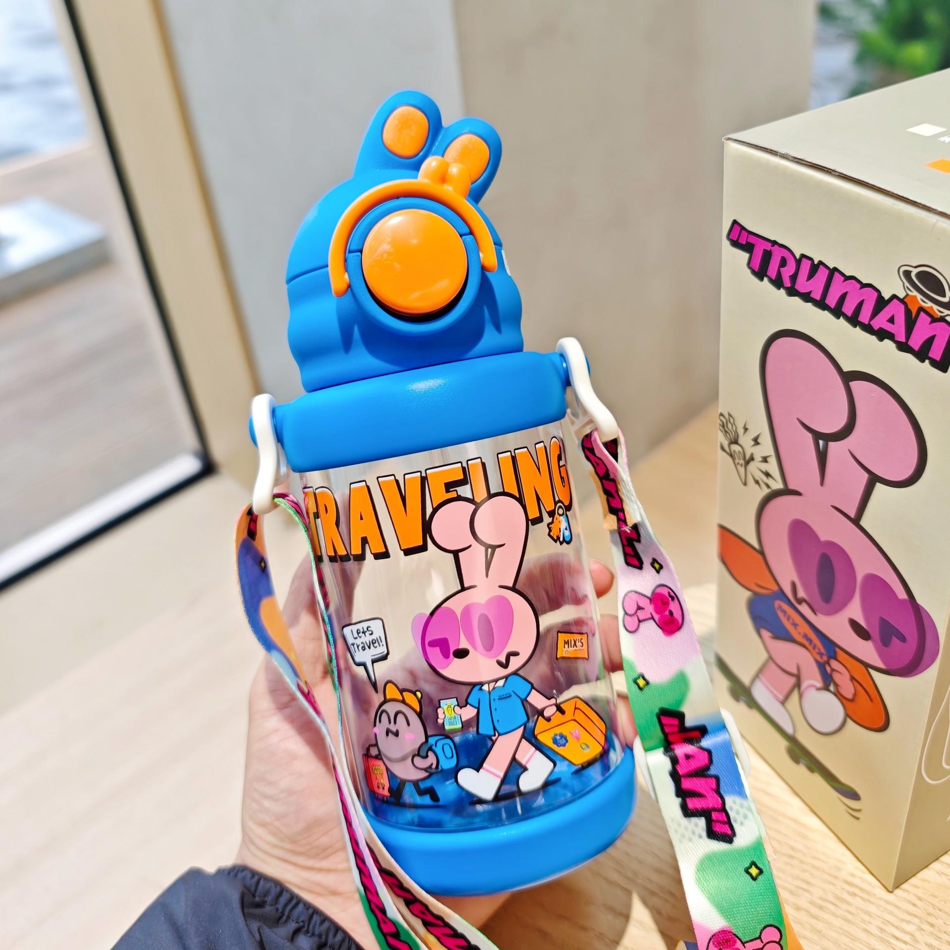 

New Cute Leaning Bunny Plastic Cup Kids Cup Portable Straw Cup High Appearance Horizontal Strap with Pop-up Lid Gift Cup 650ml