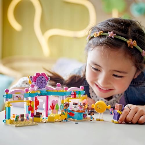 LEGO Friends Heartlake City Süßigkeitenladen Spielzeug, Geburtstagsgeschenk, Lernbausteine, Rollenspiel für Mädchen und Jungen ab 6, 7, 8 und 9 Jahren, Modell 426