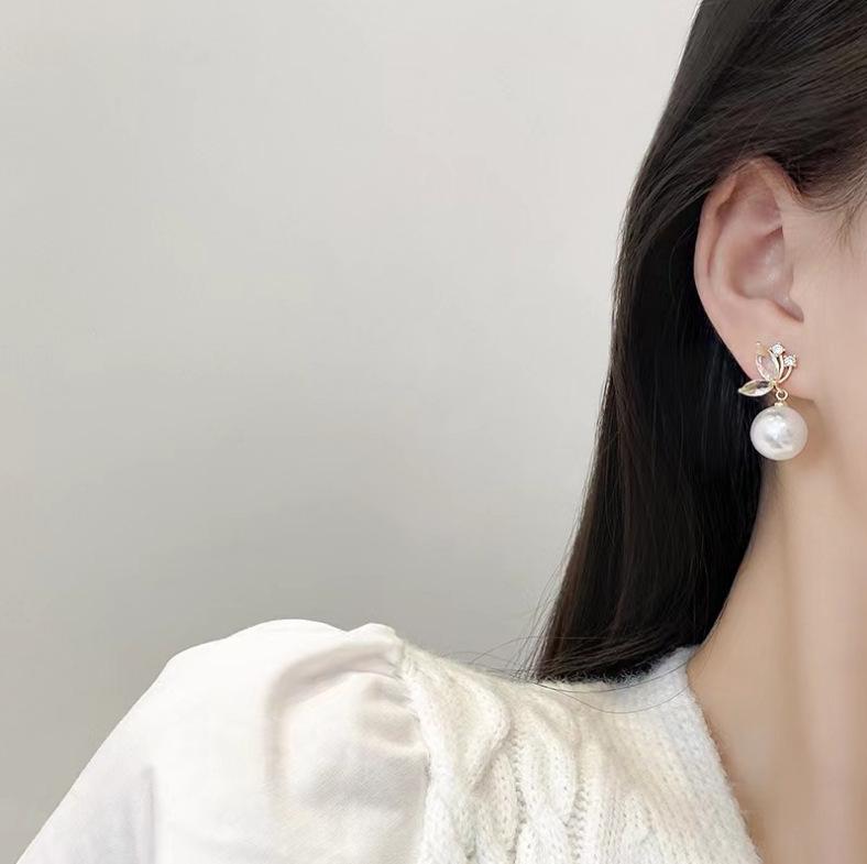 Elegant French Pearl Butterfly Earrings: High-End Design & Light Luxury Accent