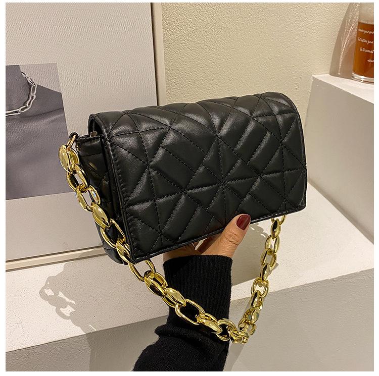 

Маленькая квадратная сумка на одно плечо в иностранном стиле 2024 года, новая модная тенденция, сумка-цепочка, повседневная сумка на плечо с текстурой цвета конфет чёрный