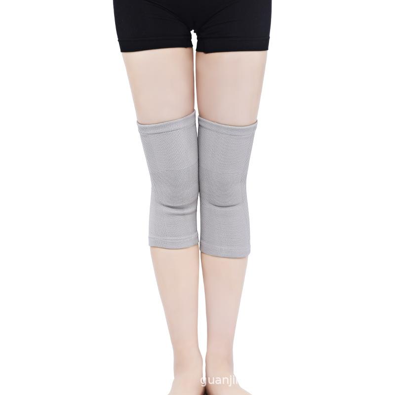 

Зимняя защита колена, чтобы сохранить старые холодные ноги. Мужчины и женщины танцуют в комнате с кондиционером. Бесследная ультратонкая вязаная защитная краска. a pair