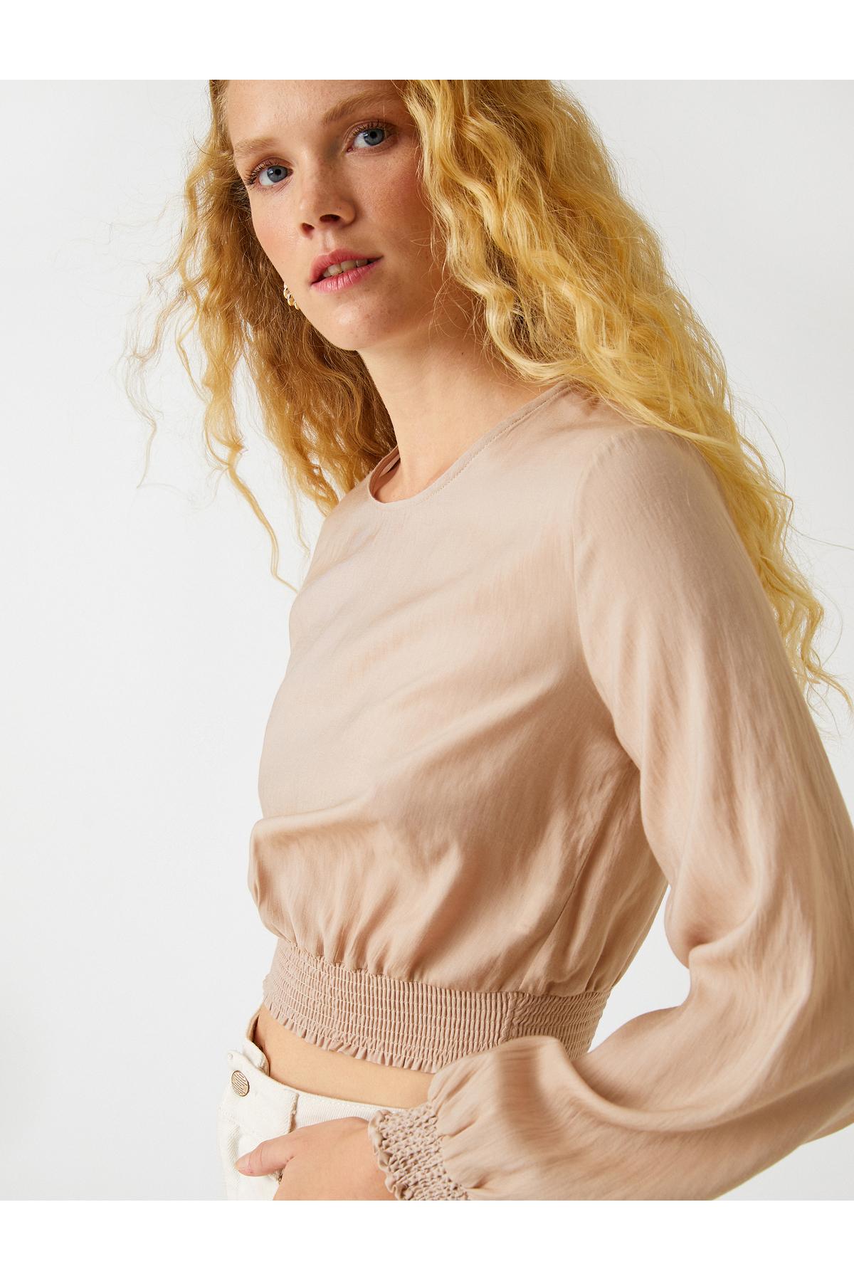 

Укороченная блузка с эластичной деталью..