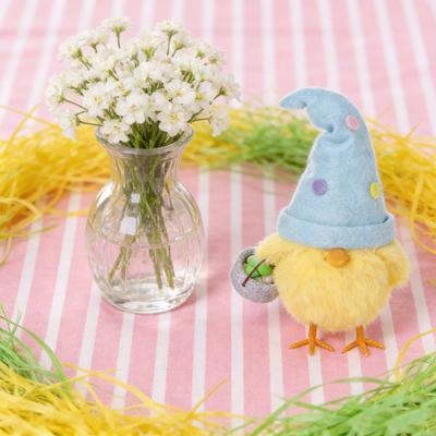 Pulcino di peluche pasquale, ornamento bambola con cappello da mago colorato, superficie uovo scintillante, decorazione in peluche giallo, decorazione stagionale per desktop, libreria, vacanze