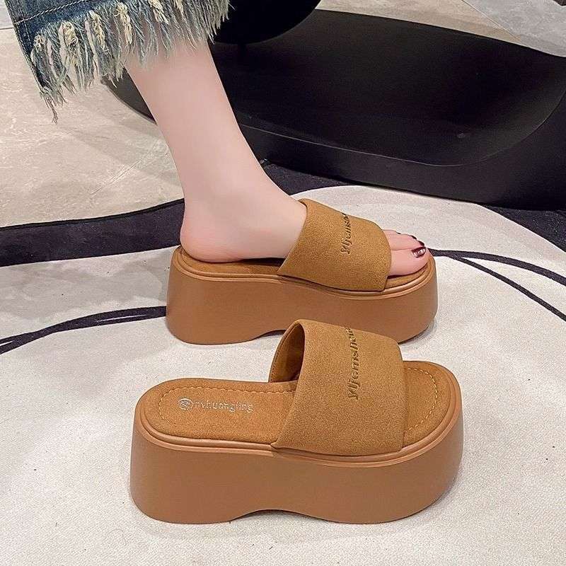 Foreign style thick-soled short man height-increasing one-word slippers women's summer out 2025 new fashionable retro open-toed cool slippers