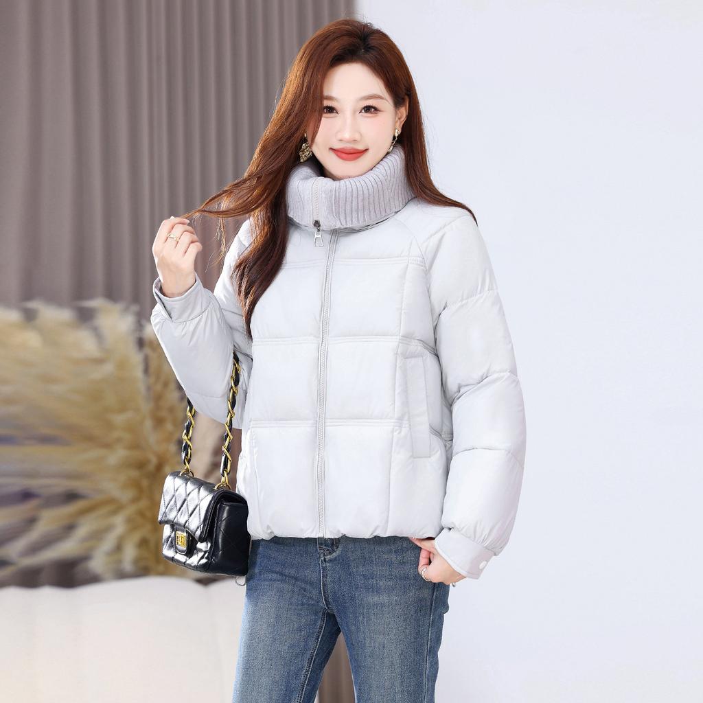 Women in cotton-padded clothes look good in winter and are versatile. This year's popular leather jacket short lapel knitted jacket warm cotton-padde