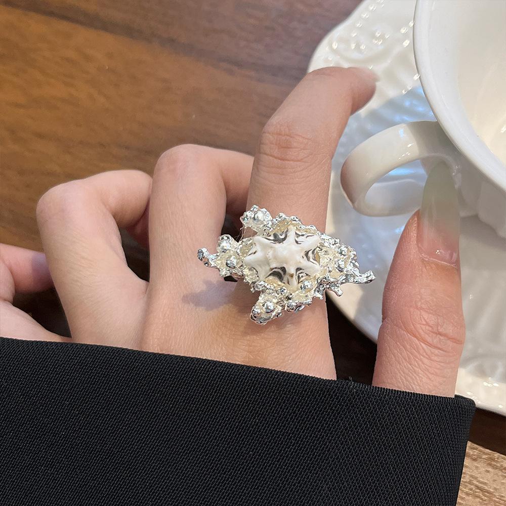 

Модные кольца для женских украшений белый