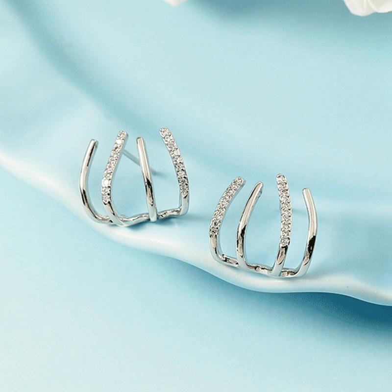 Korean Style Zircon Inlaid Curved Four-Claw Ear Studs: High-End Cool Design платиновый