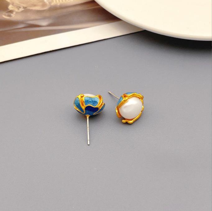 Qingdao Iridescent Geometric Wave Resin Stud Earrings: High-End Retro Fashion for Women