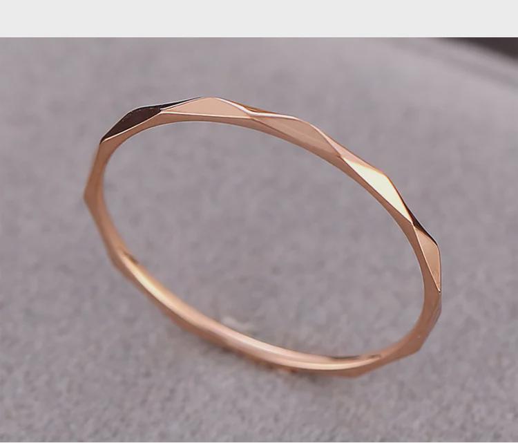 Pierścionek ze stali tytanowej w kolorze różowego złota w kształcie litery V - Elegancki, prosty i wszechstronny