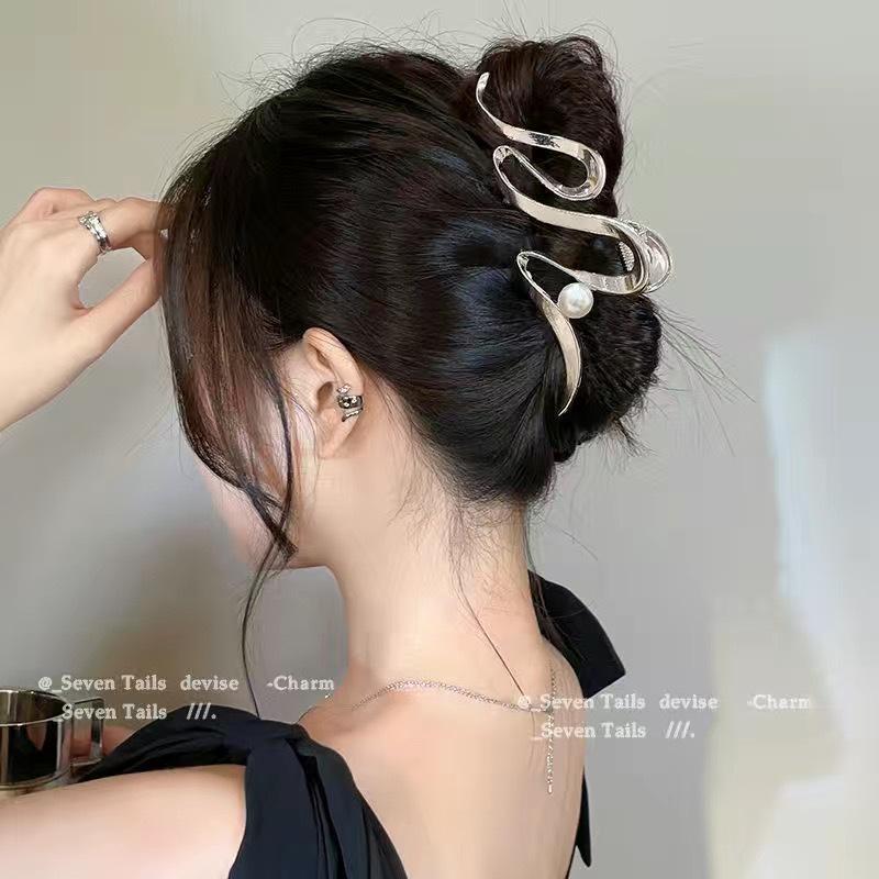 

2024 Металлическая заколка-краб высокого класса для женщин: Большая, Шикарная, Холодного Стиля Заколка-Акула для Затылка